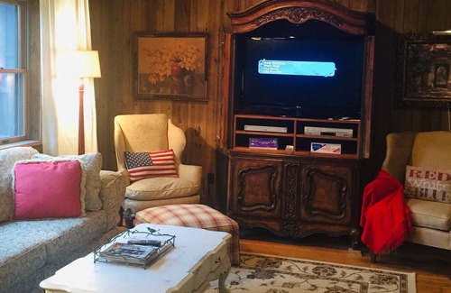 Eldred House | Historic 1895 Renovated Barn! 'Cottage at Belle Knowle'