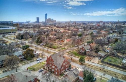 Lincoln Terrace Apartment | Historic 1920s Brick Beauty in Medical District
