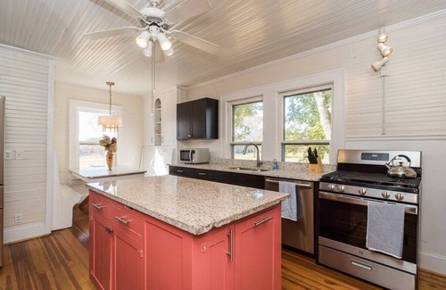 Glen Raven House | Historic 1930s Elon Farmhouse