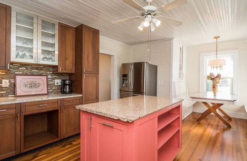 Glen Raven House | Historic 1930s Elon Farmhouse