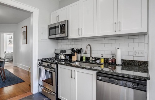 Detroit Apartment | Historic 2/1 Apt near the Villages | Free Parking