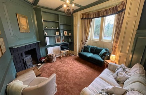 New Forest District Cabin | Historic 2 bed gatehouse in private parkland