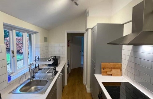 New Forest District Cabin | Historic 2 bed gatehouse in private parkland