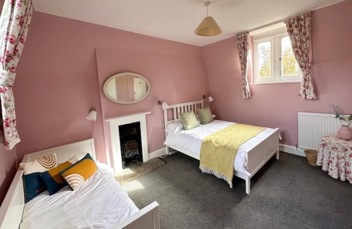 New Forest District Cabin | Historic 2 bed gatehouse in private parkland