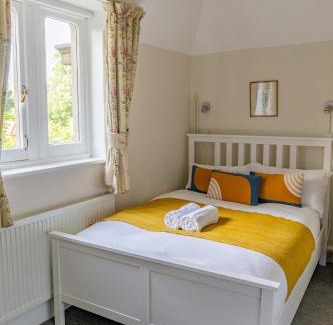 New Forest District House | Historic 2 bed gatehouse in private parkland
