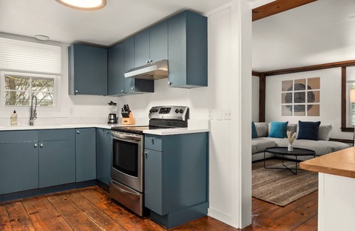 North Egremont House | Historic 2-BR 1800s Carriage House 8-Min to Catamount