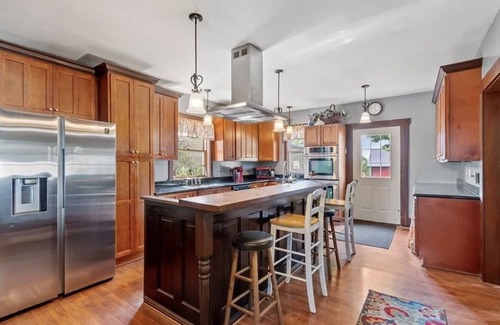 Winesburg House | Historic 200 year old 3-bedroom log house with WiFi and AC in charming Winesburg