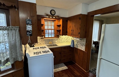 Cuyahoga Falls House | Historic 3 Bedroom House Close to Downtown Cuyahoga Falls