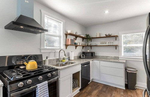 Bayview House | Historic 3BR Fenced Yard Long Stays OK