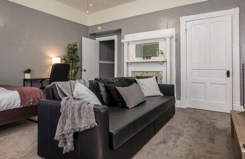 Schnitzelburg House | Historic 3BR home in Shelby Park by CozySuites