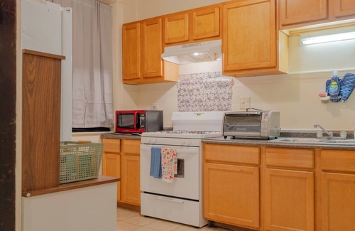 Woodlawn Apartment | Historic 3BR Retreat Near Univ of Chicago