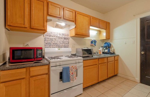 Woodlawn Apartment | Historic 3BR Retreat Near Univ of Chicago