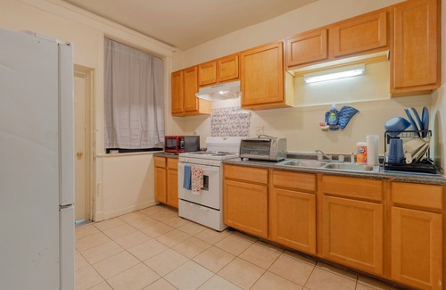 Woodlawn Apartment | Historic 3BR Retreat Near Univ of Chicago
