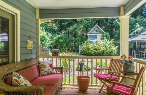 Hendersonville House | Historic 4BR Colonial with Pool Table and Fire Pit