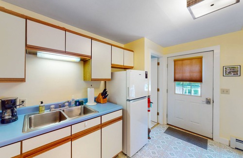 Bass Harbor Apartment | Historic apartment close to outdoor recreation with a deck, gazebo, & work desk
