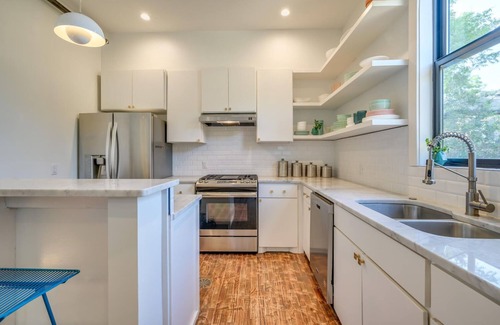 West End Apartment | Historic B&B in Heart of ATX - 3 Suites Sleeps 10