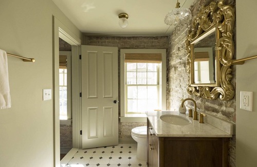 Harleston Village Bed & Breakfast | Historic B&B King Suite- Walk to King