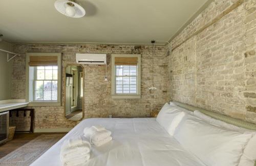 Harleston Village Bed & Breakfast | Historic B&B King Suite- Walk to King