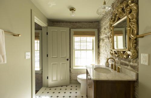 Harleston Village Bed & Breakfast | Historic B&B King Suite- Walk to King