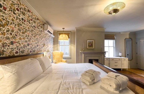 Harleston Village Bed & Breakfast | Historic B&B Veranda King Suite Walk to King