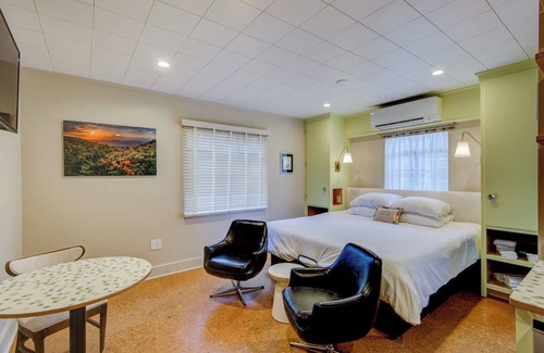 Boone Hotel | Historic Blue Ridge Tourist Court - King Deluxe (Pet Friendly)