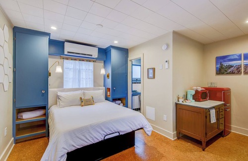 Boone Hotel | Historic Blue Ridge Tourist Court - Queen Standard (Pet Friendly)