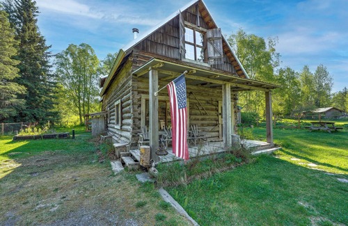 Hope Apartment | Historic Century-old Cabin in Downtown Hope