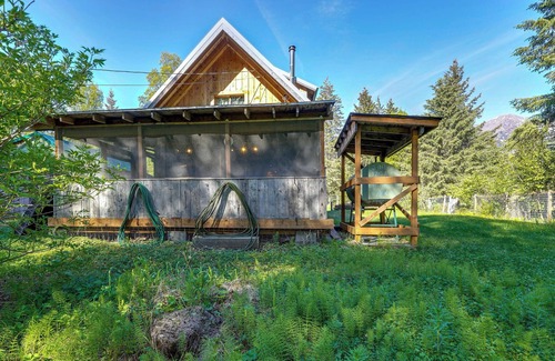 Hope Apartment | Historic Century-old Cabin in Downtown Hope