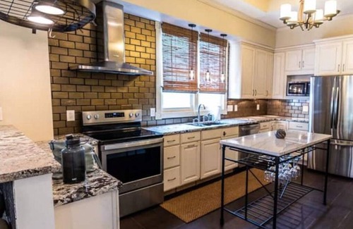 St. Louis House | Historic charm☆Fenced☆Gated parking☆Huge