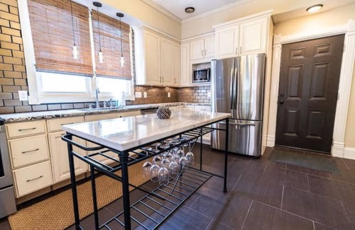 St. Louis House | Historic charm☆Fenced☆Gated parking☆Huge