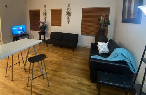 Old Northside Apartment | Historic charming entr plc Apt in Dwtwn mins to restaurant, hospitals, stadium