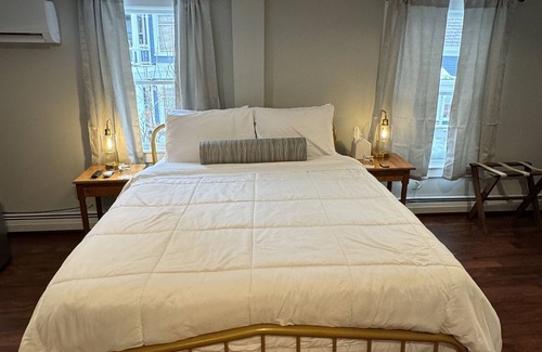 Chester Depot Bed & Breakfast | Historic Chester Inn! Circa, 1870 - right on Main Street & 20 minutes to Okemo!