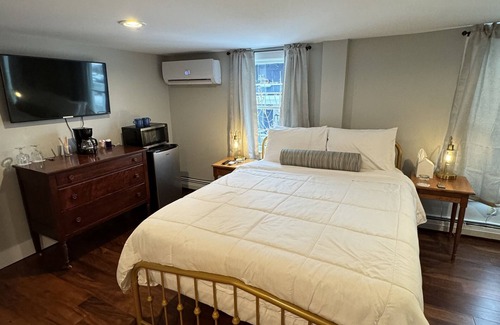 Chester Depot Bed & Breakfast | Historic Chester Inn! Circa, 1870 - right on Main Street & 20 minutes to Okemo!