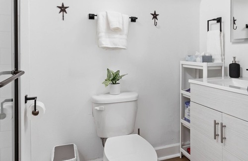 Mapleton/Fall Creek Apartment | Historic Circle City Studio Apt Stay for Indy 500