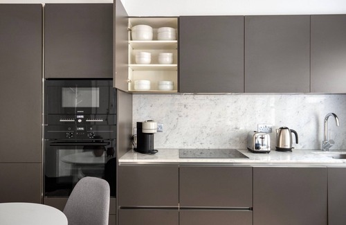 Billingsgate Apartment | Historic City of London 1BR, nr Monument Station, by Blueground