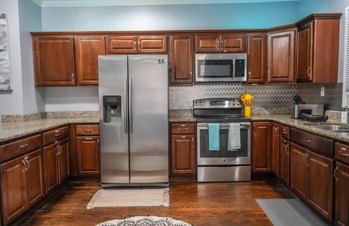 Norfolk House | Historic Coastal Haven- Pet Friendly Fast Wi-Fi