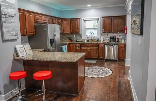 Norfolk House | Historic Coastal Haven- Pet Friendly Fast Wi-Fi