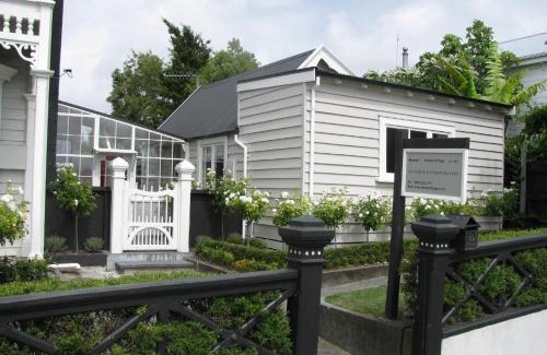 Napier Villa | Historic Colenso Cottage