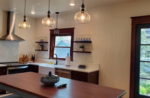 De Pere House | Historic Colonial in downtown De Pere, sleeps 9
