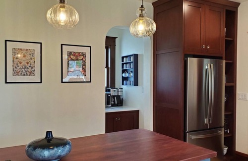 De Pere House | Historic Colonial in downtown De Pere, sleeps 9