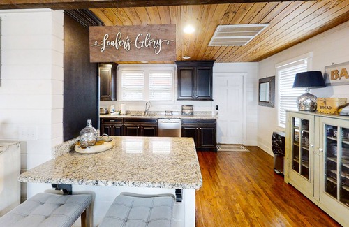 Leipers Fork Cottage | Historic cottage in rural Beverly Hills, TN with fireplace & countryside views