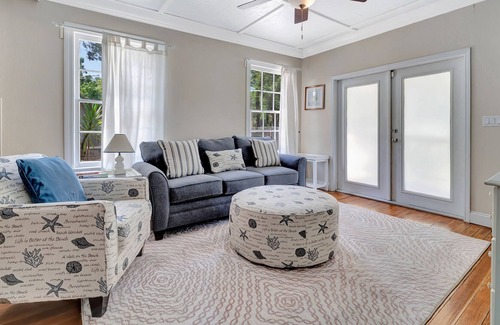Bayou Oaks House | Historic cottage near everything with front porch, large yard, & WiFi - dogs OK