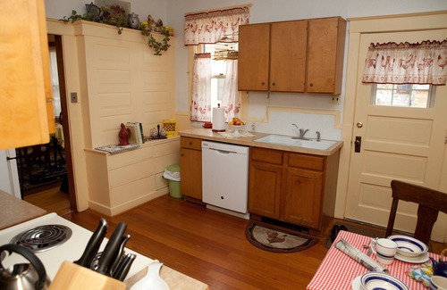 Downtown Bozeman House | Historic Cottage, Two Blocks from Main St., 30 day+ stays.