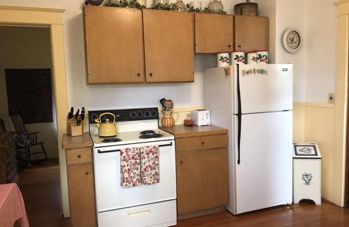 Downtown Bozeman House | Historic Cottage, Two Blocks from Main St., 30 day+ stays.