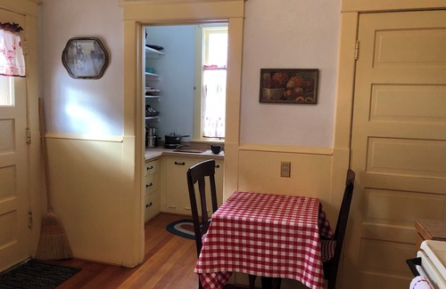 Downtown Bozeman House | Historic Cottage, Two Blocks from Main St., 30 day+ stays.