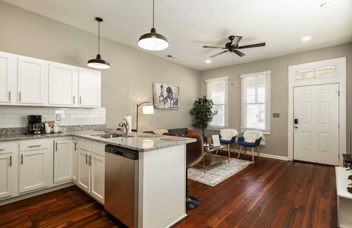 Merriwether Apartment | Historic CozySuites 4BR 2BA