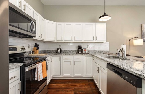 Merriwether Apartment | Historic CozySuites 4BR 2BA