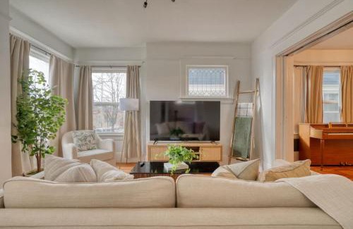 Belmont House | Historic Craftsman - Fast WiFi - 2BR - King Bed