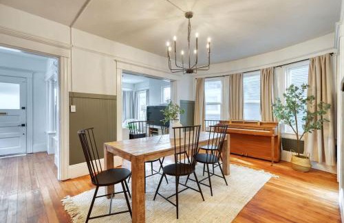 Belmont House | Historic Craftsman - Fast WiFi - 2BR - King Bed
