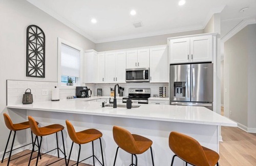 Savannah Victorian District Apartment | Historic District Gem - 2BR/2BA, Walk to Forsyth Park - Lower Level